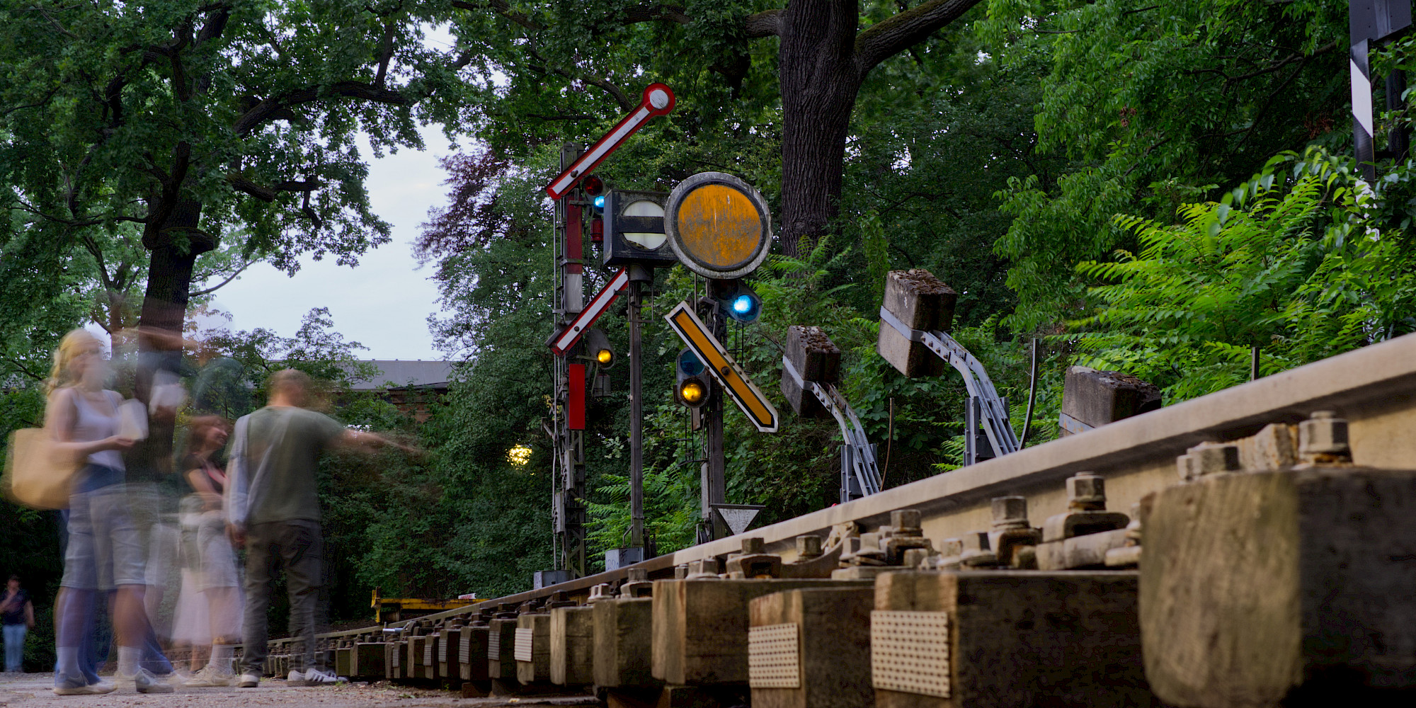 Besuchende an der Außenanlage des EBuEf